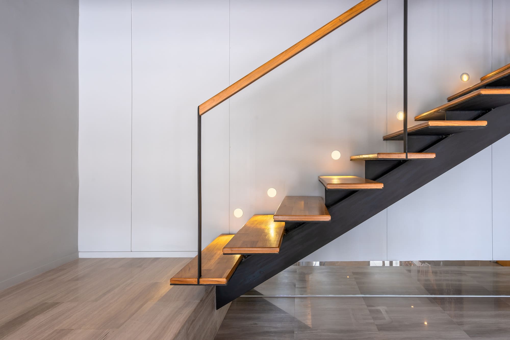 INTERIOR METAL