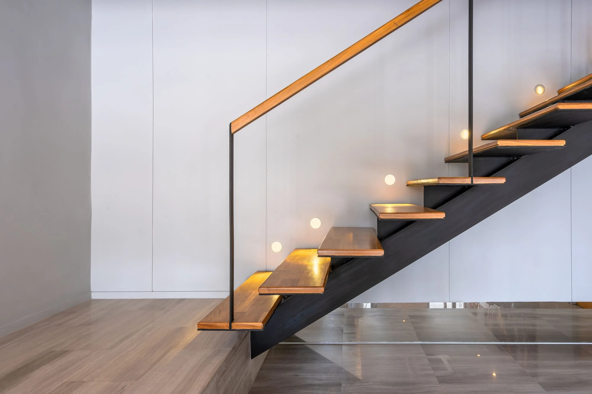 INTERIOR METAL
